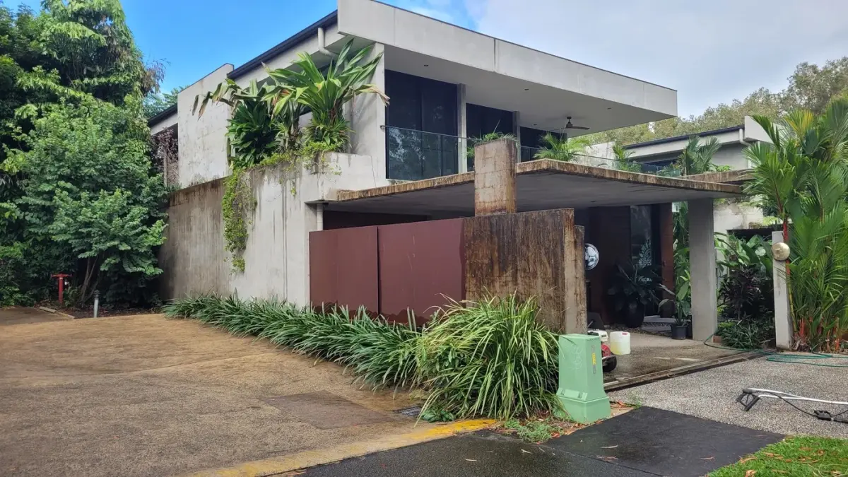 House exterior before pressure cleaning