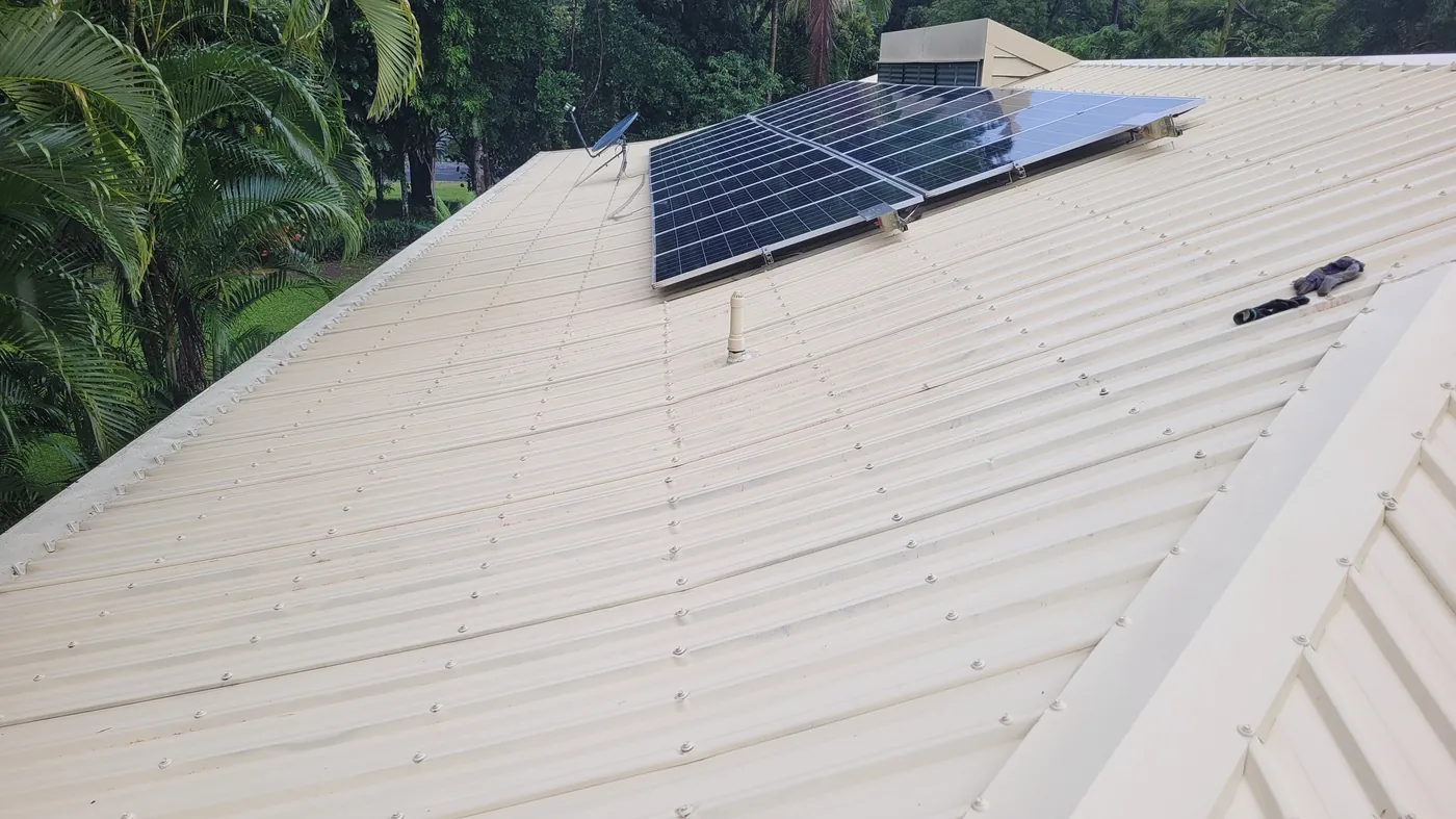 Clean white roof after mould removal